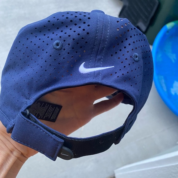 Nike golf hat. Never worn - Picture 3 of 4